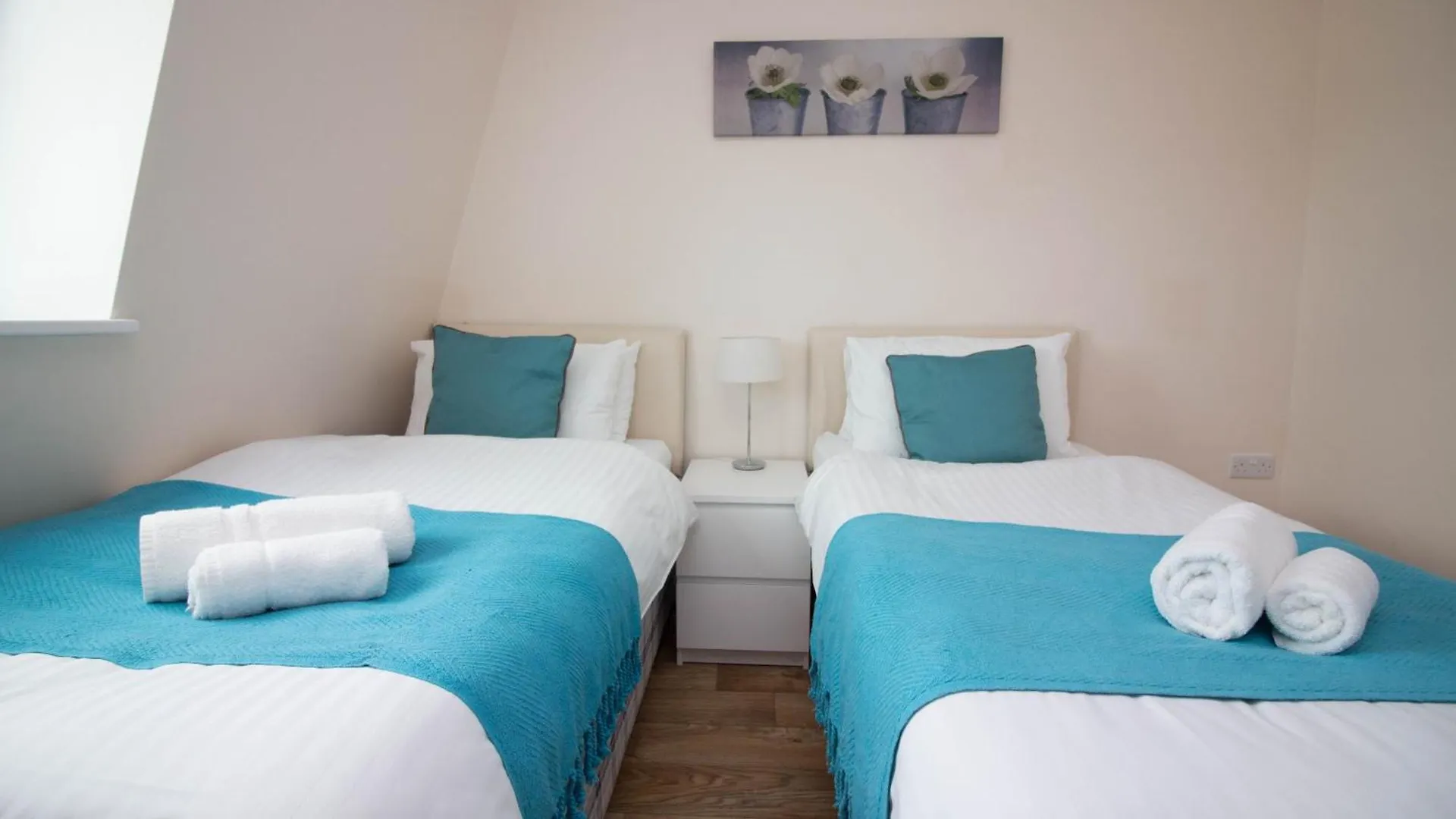 Stayzo Castle Point 18 Apartments - Premier Lodge Southampton