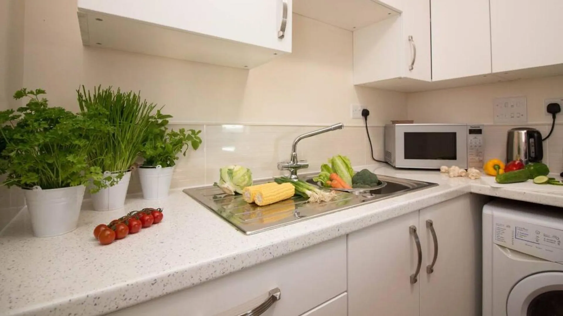 Stayzo Castle Point 18 Apartments - Premier Lodge Southampton 0*,