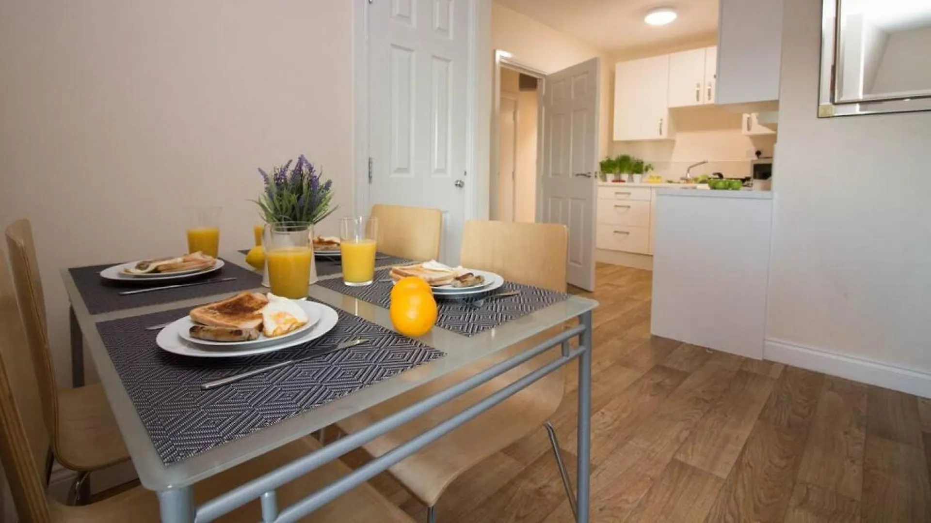 Stayzo Castle Point 18 Apartments - Premier Lodge Southampton