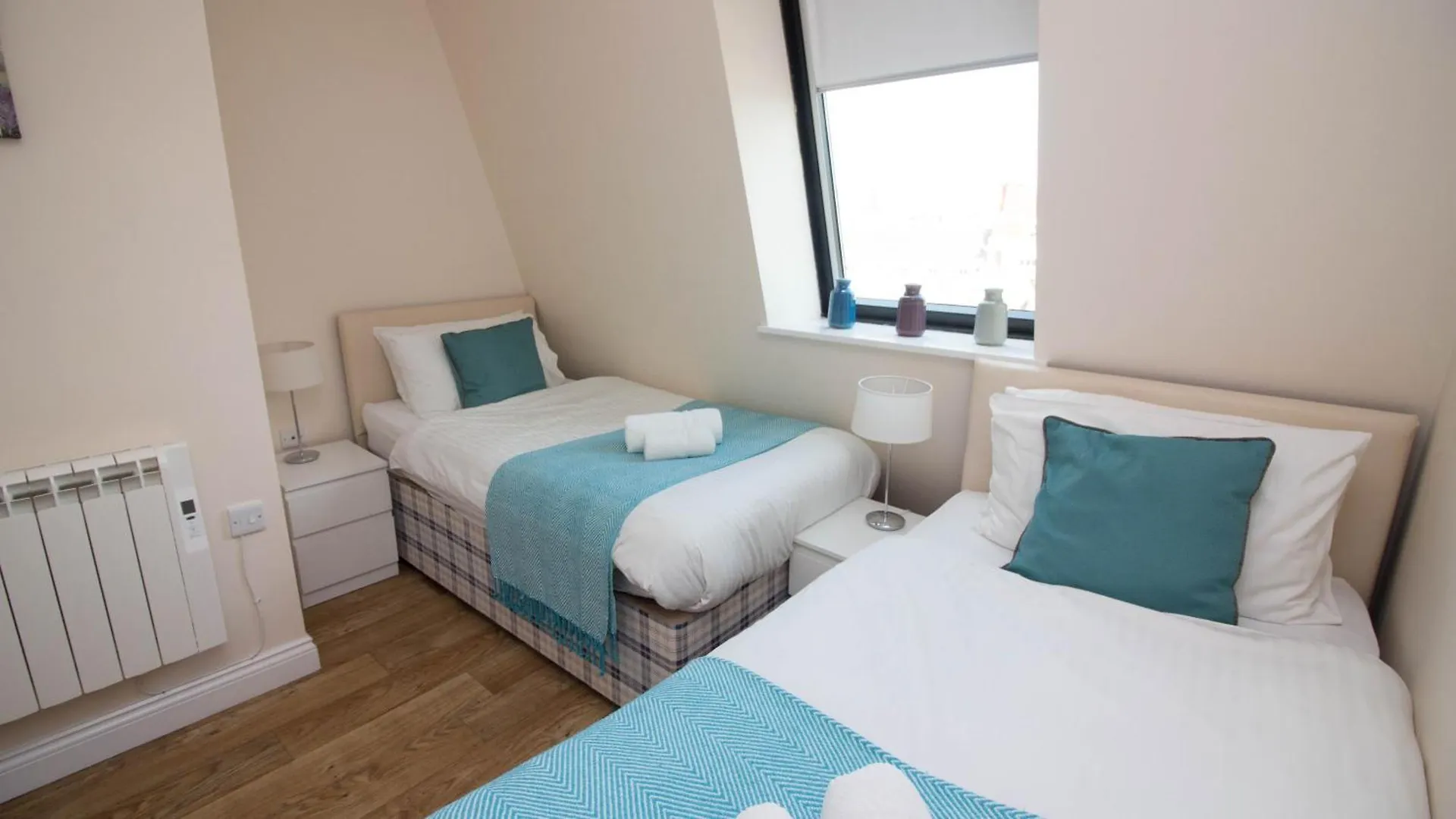 Stayzo Castle Point 18 Apartments - Premier Lodge Southampton